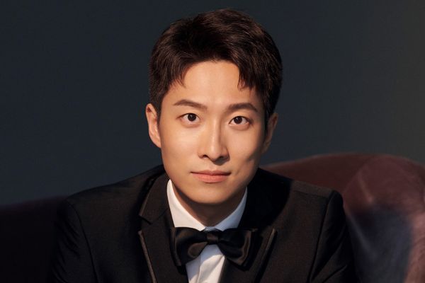 small portrait of pianist Shichao Zhang
