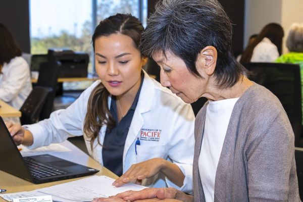 PharmD student with a patient at a Medicare Part D Outreach Clinic