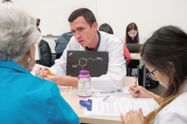 PharmD student with a patient at a Medicare Part D Outreach Clinic