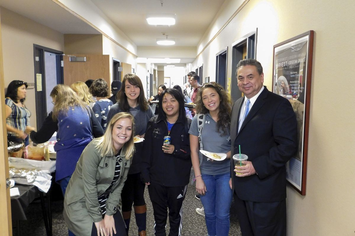 students with the district attorney of El Salvador