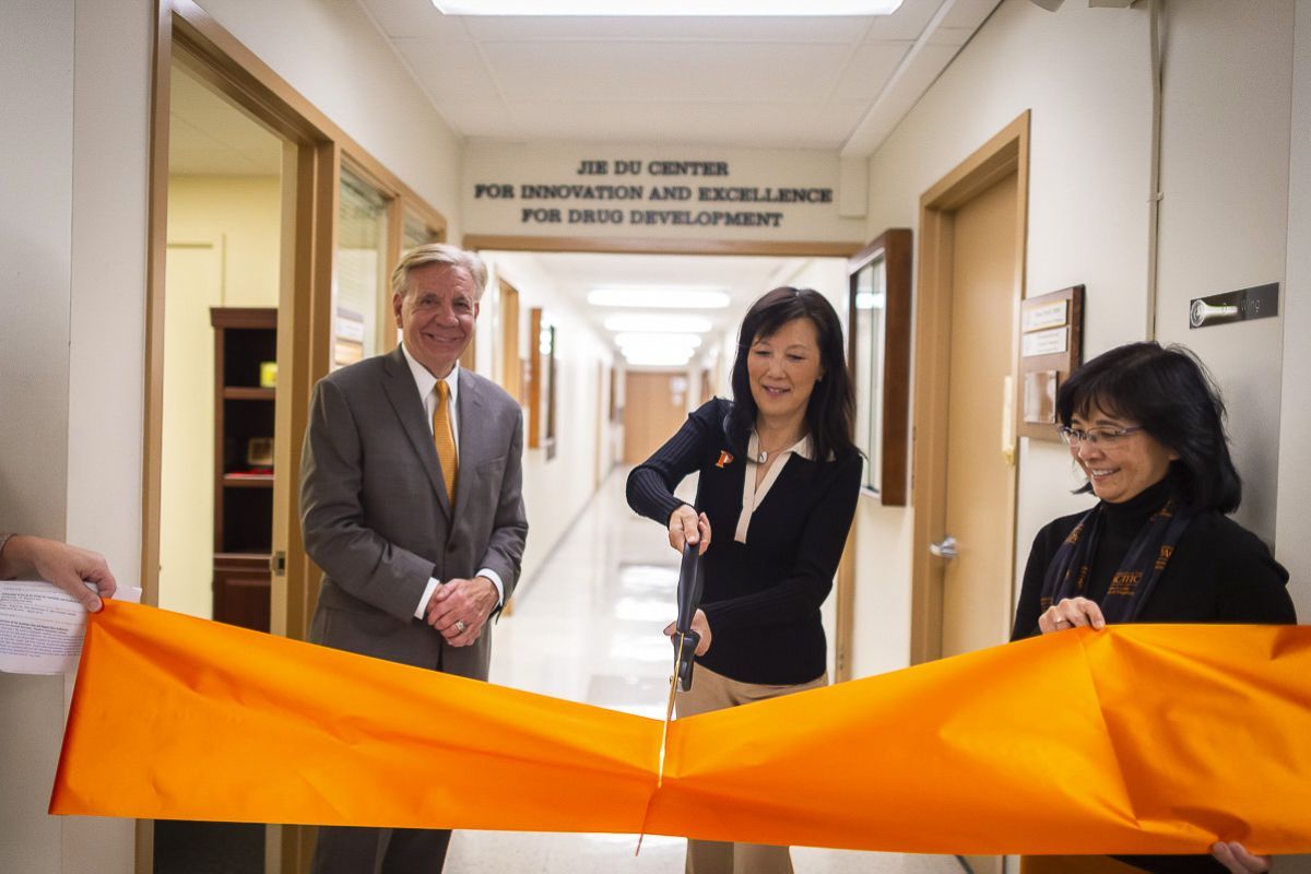 President Callahan, Dr. Jie Du and Dean Rae Matsumoto at ribbon cutting