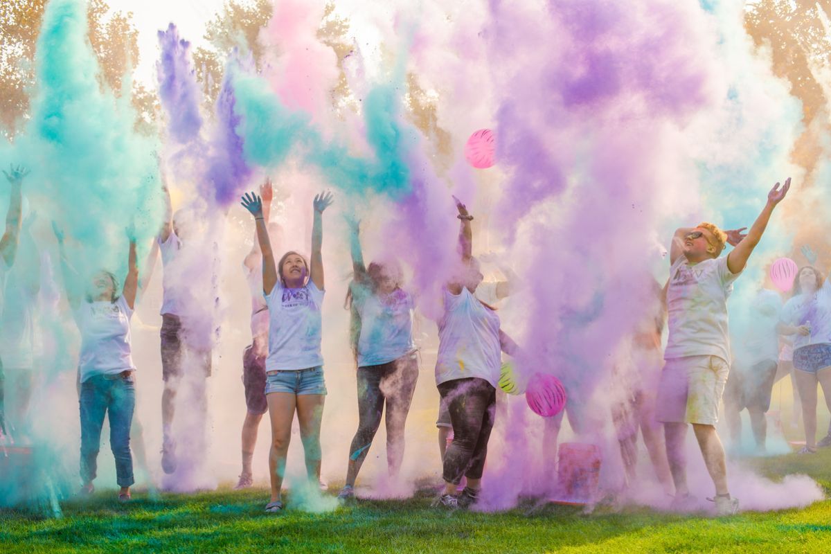 Students at the yearly color run during week of welcome.